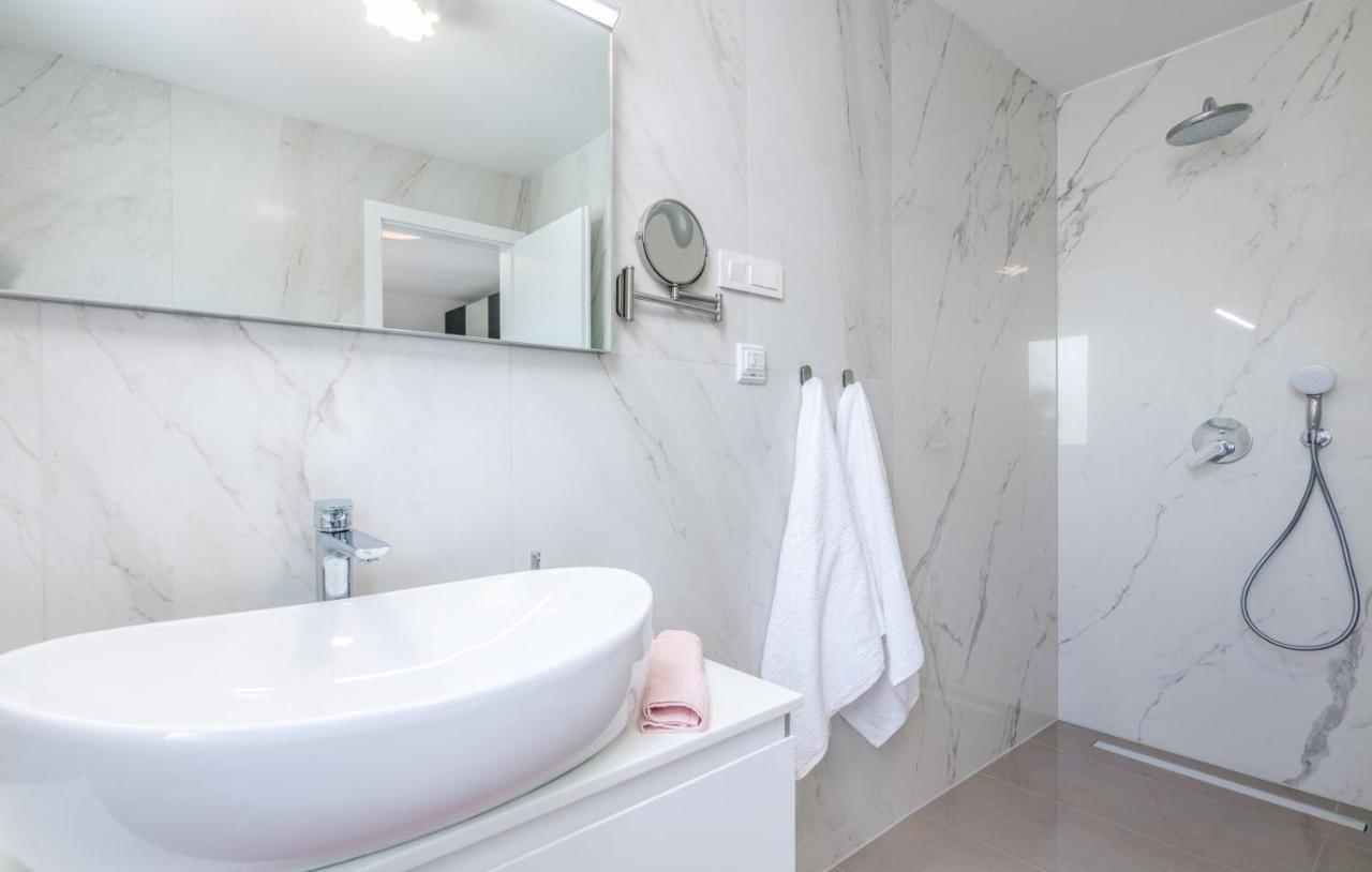 Modern Apartments Elle Malinska Vantacici Extérieur photo