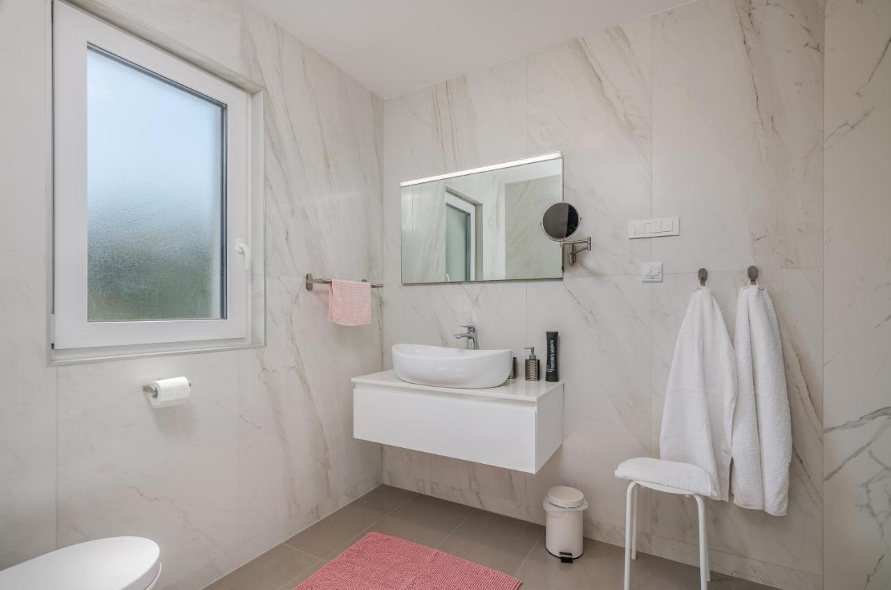 Modern Apartments Elle Malinska Vantacici Extérieur photo