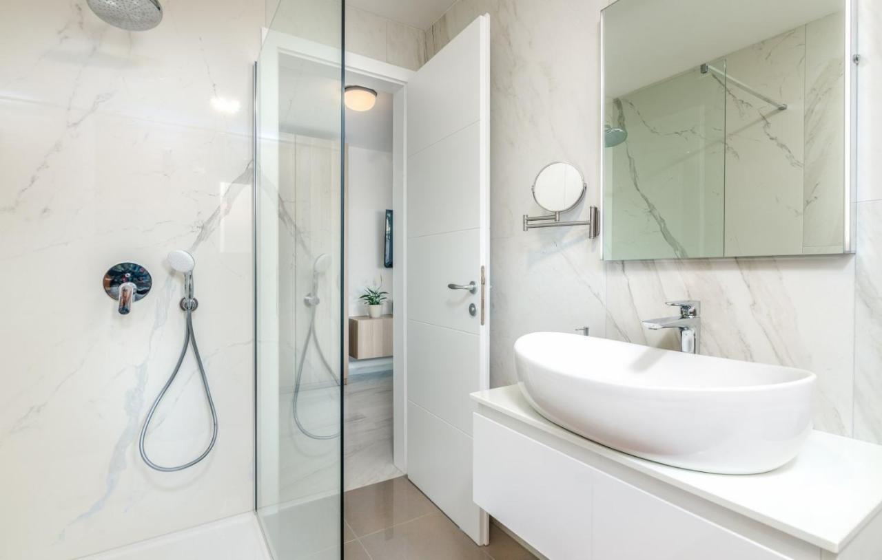 Modern Apartments Elle Malinska Vantacici Extérieur photo